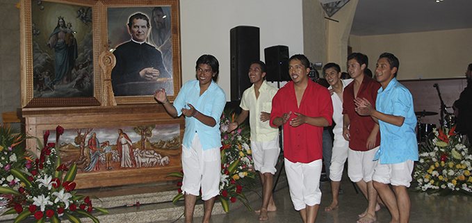 Grupo de Danza Folclórica junto a las reliquias de Don Bosco en la Capilla Universitaria.