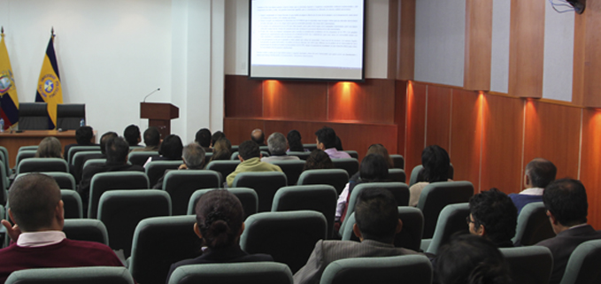 Asistentes al evento en el auditorio Mons Leonidas Proaño de la Sede Cuenca