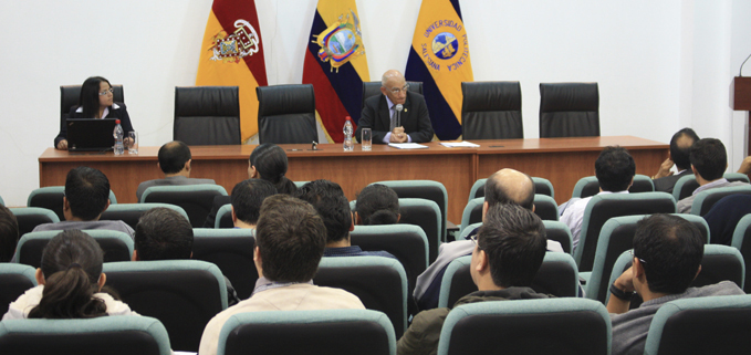 Padre Javier Herrán, rector de la UPS, presentando el informe a la ciudadania