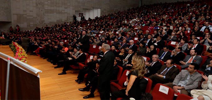Entrega de las becas en el auditorio de la Casa de la Cultura de Quito