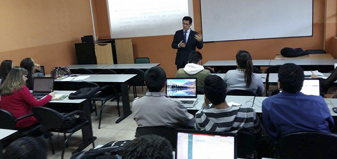 Docente Jorge Galán dictando el Taller de Redacción Periodística