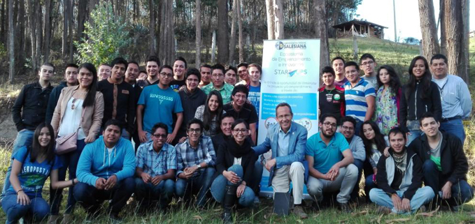 Dr. Ignacio de los Ríos (centro) con los estudiantes de la sede Cuenca participantes del proyecto Co-working STARTUPS