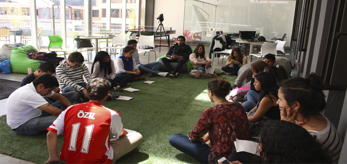 Estudiantes de la sede Cuenca conociendo las actividades que se realizan en el proyecto Coworking StartUPS