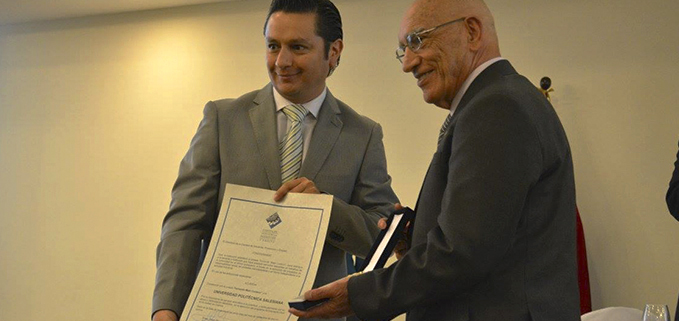 Padre Javier Herrán, rector de la UPS recibiendo la Presea  por el Econ. Patiño, 2° vicepresidente de la Cámara de Industria, Producción y Empleo.