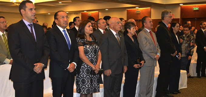 Rector de la UPS (centro) con algunos de los homenajeados entre los cuales los representantes de Ital Alimentos, Continental Tire Andina y la Cámara de Industria y Comercio Ecuatoriano-Alemana.