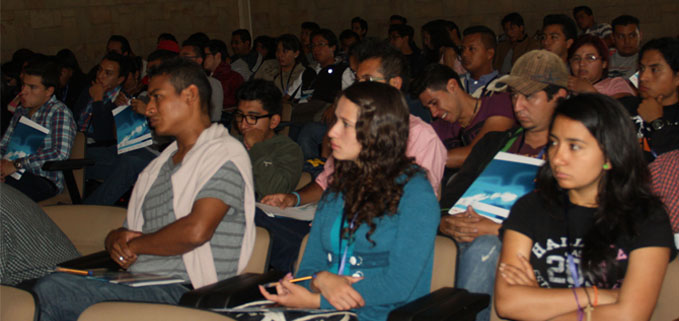 Asistentes al evento en el Auditorio P. José Carrollo del Campus Sur