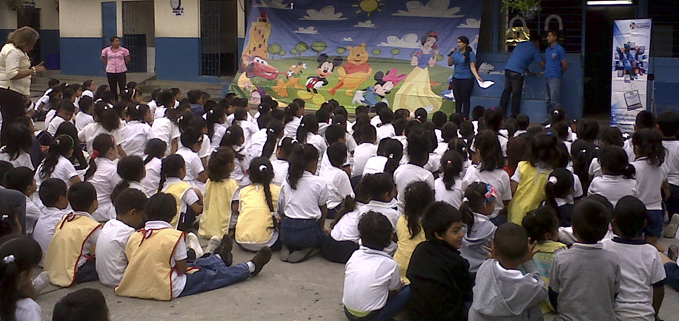 Equipo GASOL en escuela Dr Francisco Falquez Ampuero