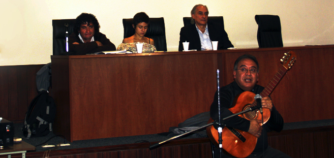 Expositores Luis Fernando Villegas, moderadora Sara Madera y Marcelo Larrea. Con la guitarra, el profesor Jaime Torres.