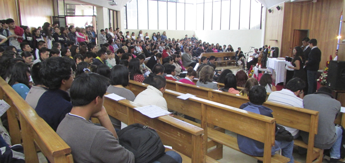 A la celebración Eucarística en la Capilla Universitaria asistieron estudiantes, docentes, personal administrativo y de servicio.