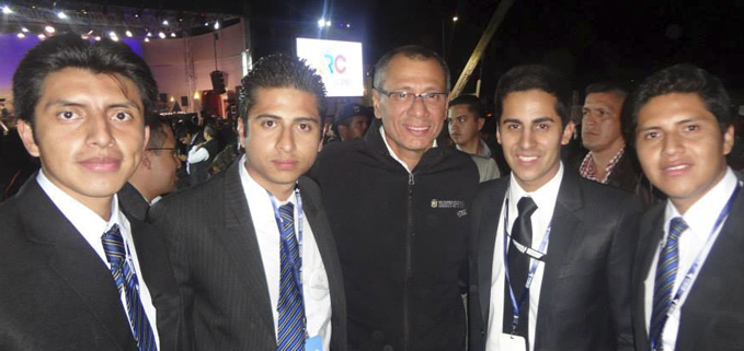 Estudiantes de la UPS con el Vicepresidente Jorge Glass