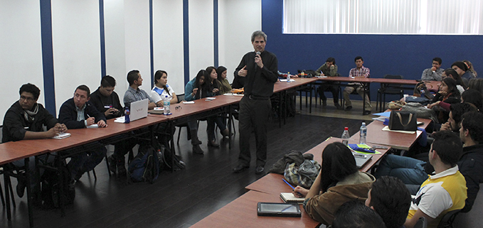 Andrea De Santis docente de la carrera de comunicación social de la sede cuenca en la Escuela de Formación Democrática y Social para Jóvenes del CNE