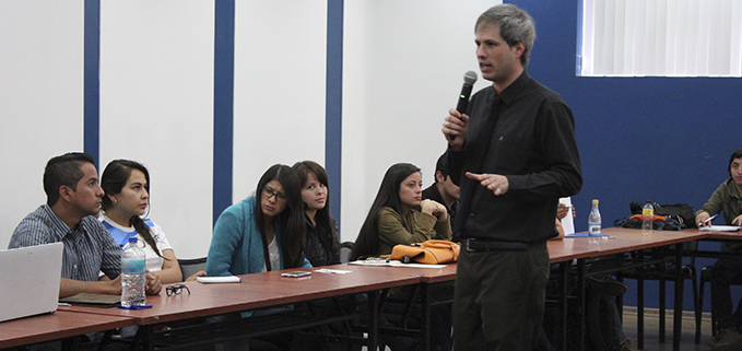 Andrea De Santis docente de la carrera de comunicación social de la sede cuenca en la Escuela de Formación Democrática y Social para Jóvenes del CNE