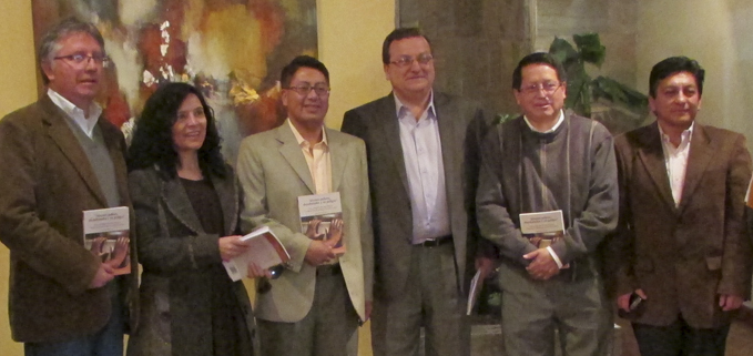 P. Marcelo Farfán, Director de la Pastoral, Viviana Montalvo, Vicerrectora Sede Quito; Vicente Plasencia, docente y autor del libro; José Juncosa, Director de la Editorial Universitaria Abya Yala-UPS y los profesores de la UPS Walter Loarte y Holger Díaz.