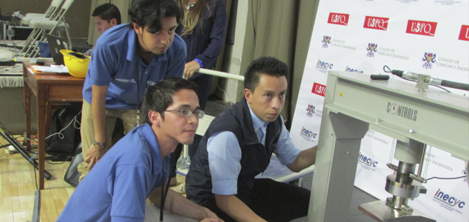 Estudiantes de la carrera de Ingenieria Civil (Esteban Larrea y David Rosado - de camisetas tipo polo color celeste) que representaron a la UPS