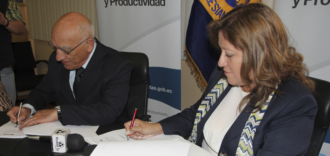 Capta el momento de la firma del convenio con la participación del Padre Javier Herrán Gómez, Rector de la Universidad Politécnica Salesiana  y Ana Cox, Subsecretaria de calidad del Ministerio de Industrias y productividad.