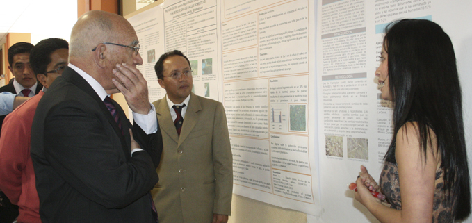 Capta al Rector de la UPS, Padre Javier Herrán Gómez, acompañado de Freddy Portilla Director de la Estación Científica Aguarongo, recorriendo la exposición de los papers