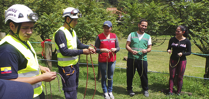 Brigadistas de la UPS sede Cuenca y Rectorado en la capacitación realizada en Girón, Azuay.