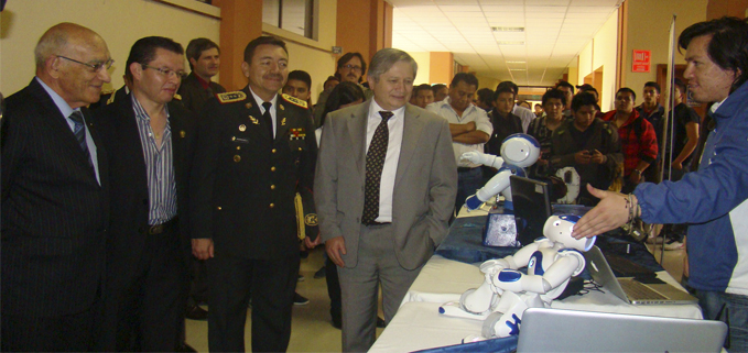 Rectores de la UPS y U. de CUENCA, y el comandante Carlos Rodríguez recibiendo la explicación de uno de los miembros del Grupo de Investigación