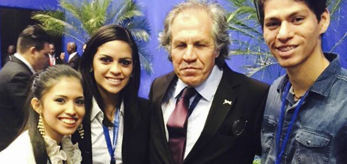Estudiante Coraima Torres en compañia de Leonardo Almagro Secretario electo de la OEA y delegados de la region