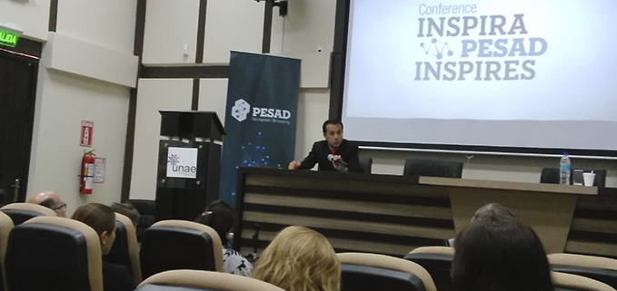 Dr. Fernando Pesántez during his presentation