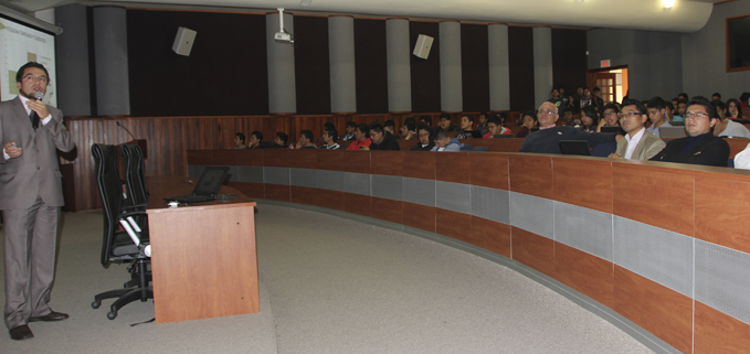 Marco Toledo, exalumno de la UPS y ahora técnico de EERCS, dictando la charla sobre el Programa de cocción eficiente