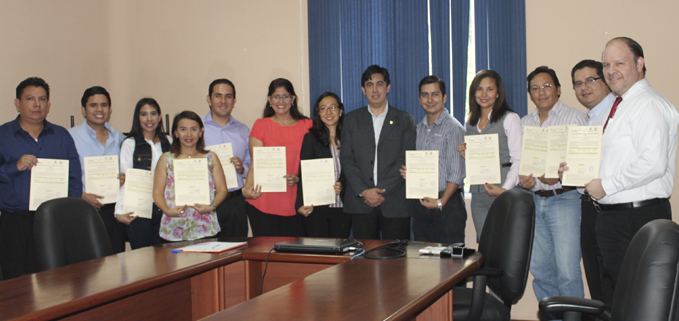 Estudiantes del curso muestran en compania del Ec. Bayolo el certificado internacional UPM