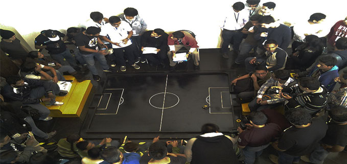 Participantes en la competencia Robótica en la Categoría Soccer a la expectativa del resultado final