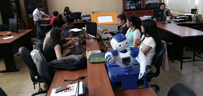 Investigadores y estudiantes del GIIATA de la Sede Cuenca trabajando en sus proyectos de tecnologías de inclusión.