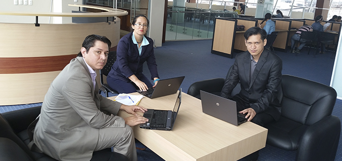 Investigadores del Grupo TICAD en la Biblioteca de la Sede Guayaquil