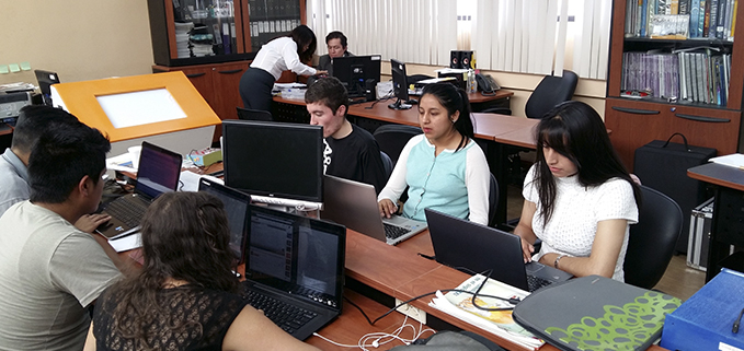 Docentes y estudiantes del GIIATA de la Sede Cuenca trabajando en sus proyectos de investigación.