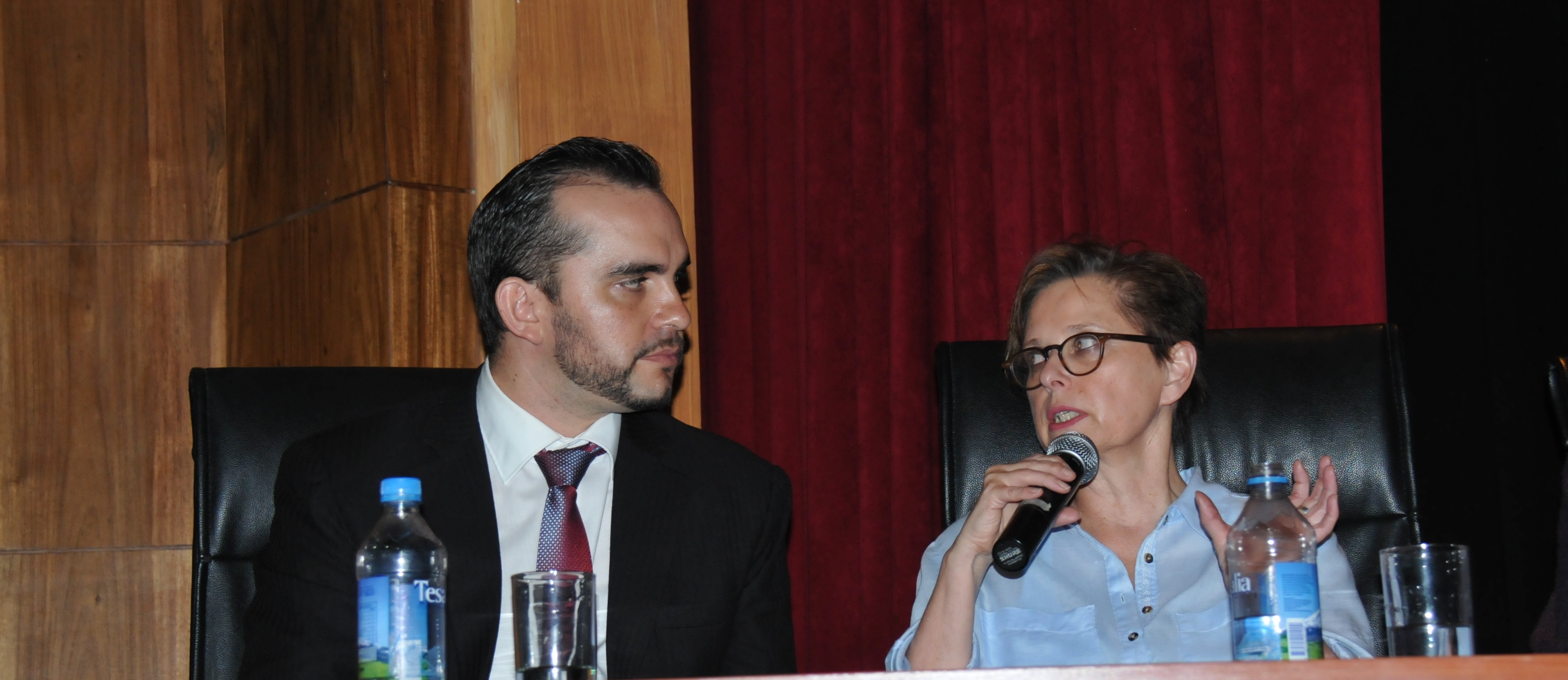 Profesora, Heidrun Schulze Ph.D., en el Aula Magna Fray Bartolomé de las Casas, Campus El Girón de la Sede Quito.