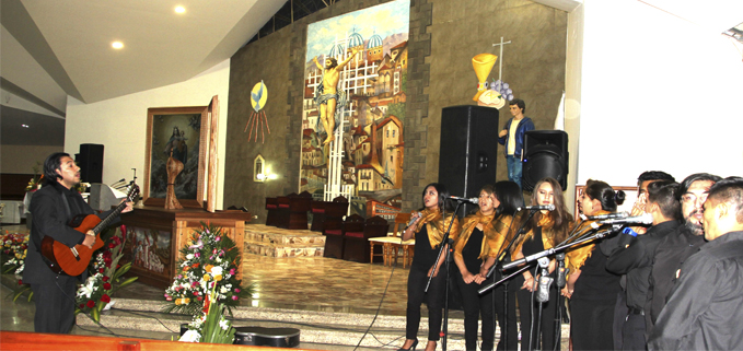 Coro de la sede Cuenca en la Capilla Universitaria con la dirección del Maestro Diego Zamora Mendieta.