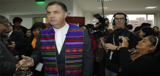 P. Ángel Fernández preparandose para la bendición de la Biblioteca Abya Yala