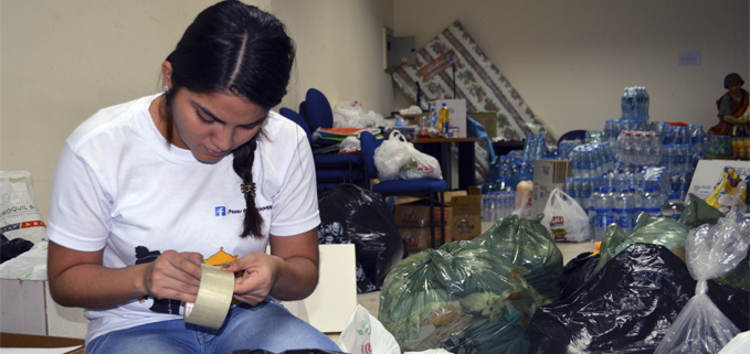 Estudiante de la Sede Guayaquil trabajando en la clasificación de los donativos.