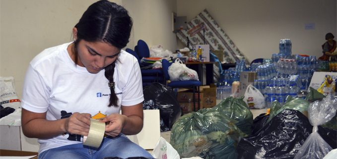 Estudiante de la Sede Guayaquil trabajando en la clasificación de los donativos.