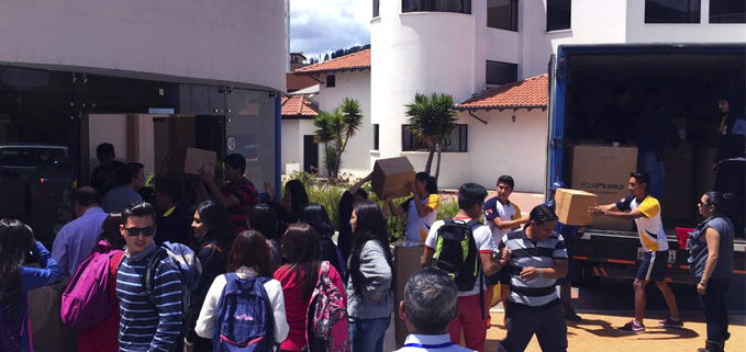 Estudiantes de la Sede Quito apoyando en la carga del camión con los donativos recolectados.