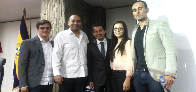 Martin Oller (derecha) y representantes de la carrera de Comunicación Social en el auditorio del Campus Centenario.