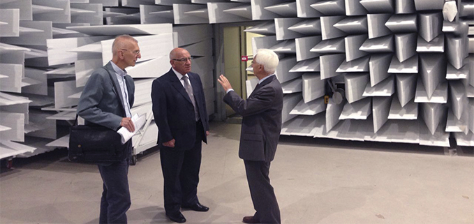 Padre Javier Herrán en Cámara Anecoica del Departamento de Ciencias de Ingeniería y Tecnología de la UNIFE