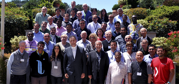 Foto grupal del encuentro del Boletín Salesiano junto con el Rector Mayor de los Salesianos, P. Ángel Fernández Artime