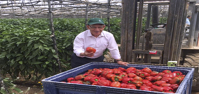 P. Javier Herrán con los productos de la empresa Camposeven