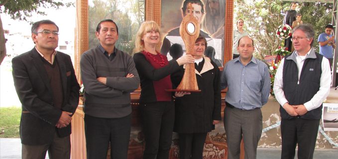 Ing. Tatiana Dranichnikov, directora de Ingeniería Civil recibe las reliquias en el Campus Sur.