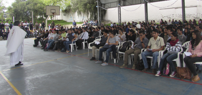 Padre Marcelo Farfán celebrando la Eucaristía con los estudiantes, docentes y administrativos del Campus Sur