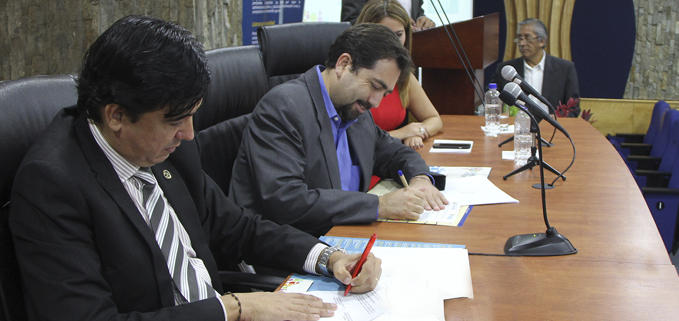 Econ Andrés Bayolo (izq.) y Dr. Ramiro Rivadeneira firmando el convenio interinstitucional  entre la UPS y la Defensoría del Pueblo.