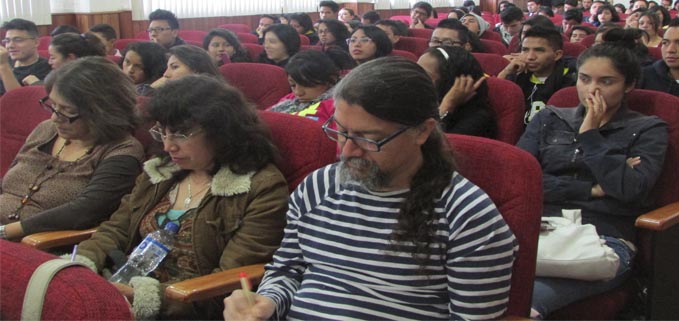 Estudiantes, docentes y personal administrativo en el Auditorio Monseñor Cándido Rada en la conferencia.