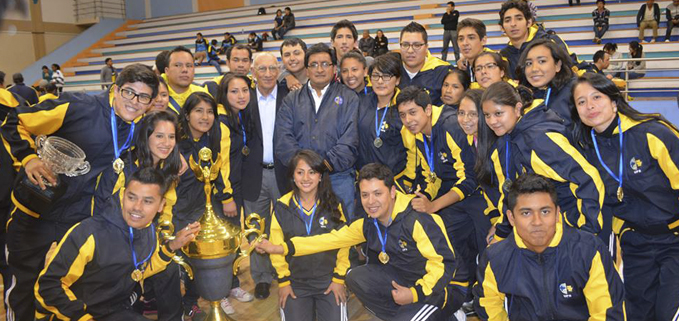 Los estudiantes deportistas de la UPS Cuenca acompañados del Padre Javier Herrán Gómez y César Vásquez Vásquez, Rector de la UPS y Vicerrector de la sede Cuenca respectivamente.