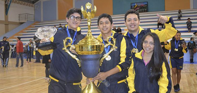 Los integrantes del equipo de tenis de mesa de la UPS, que se proclamaron campeones.