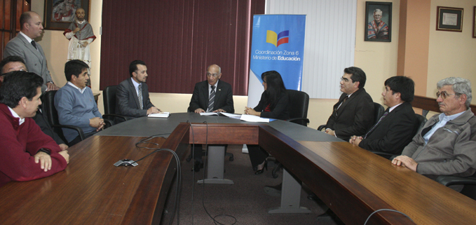 Autoridades presentes en el acto de la firma del convenio de cooperación entre la UPS y el Ministerio de Educación.