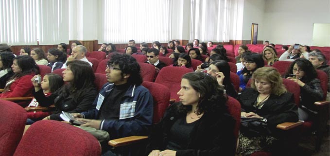Asistentes al Auditorio Monseñor Cándido Rada, lugar de presentación del libro.