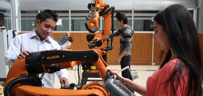 Estudiantes de la Sede Cuenca en practicas con brazo robótico 