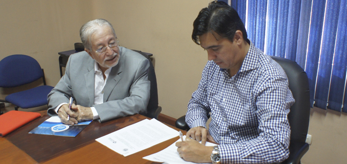 Ing. Sergio Flores, rector de la ESPOL y el Ec. Andrés Bayolo, vicerrector de la UPS Sede Guayaquil, durante la firma del convenio.